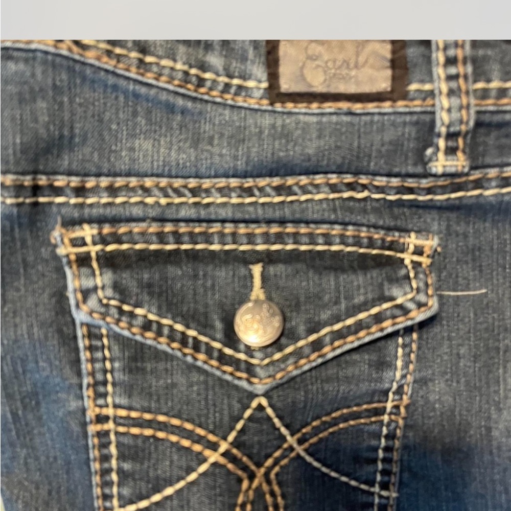 Earl Jeans low rise medium wash capris jeans in size 10